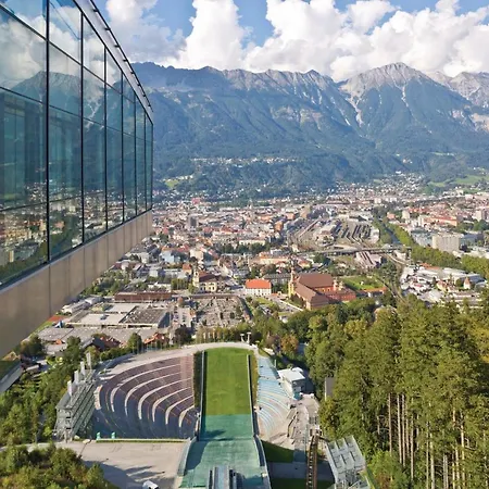 Riesiges Zentrales Mit Parkplatz