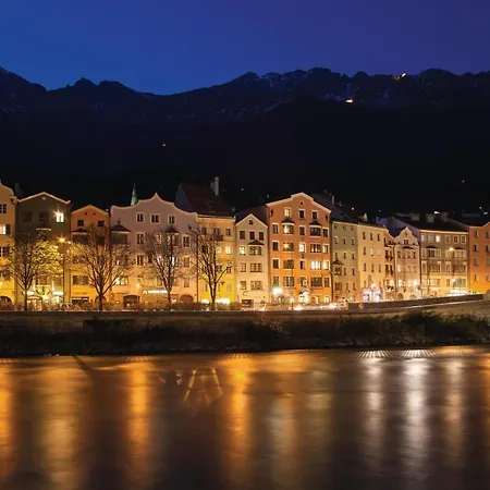 Riesiges Zentrales Mit Parkplatz