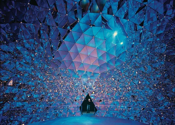 Riesiges Zentrales Mit Parkplatz