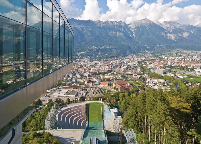 Riesiges Zentrales Mit Parkplatz