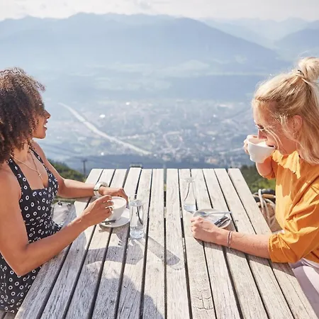 Riesiges Zentrales Mit Parkplatz