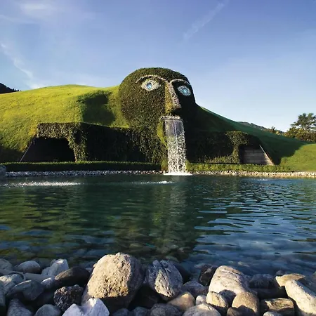 Riesiges Zentrales Mit Parkplatz *