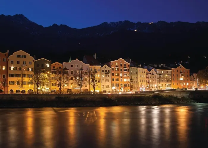 Riesiges Zentrales Mit Parkplatz